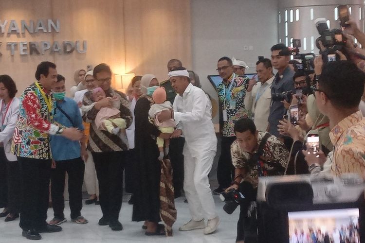 Menteri Kesehatan Budi Gunadi Sadikin dan Gubernur jabar Dedi Mulyadi tengah menggendong bayi kembar siam Nadia dan Nadira yag berhasil dipisahkan tim dokter RSHS Bandung, Selasa (10/6/2025).