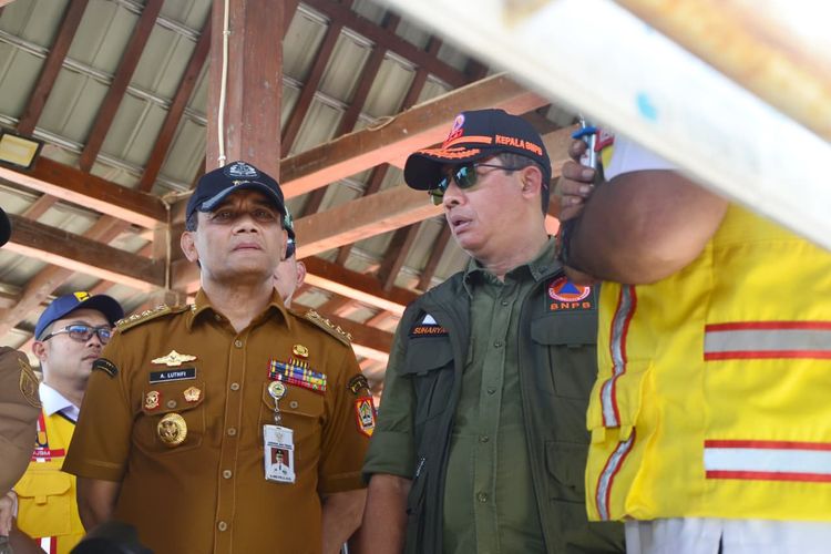 Gubernur Jawa Tengah (Jateng) Ahmad Luthfi bersama Kepala Badan Nasional Penanggulangan Bencana (BNPB) Suharyanto meninjau langsung rumah pompa Sringin dan Kolam Retensi Terboyo Kota Semarang, Senin, (3/11/2025).