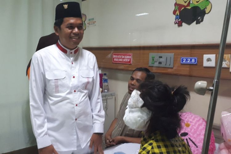  Bupati Purwakarta yang juga Ketua Dewan Pimpinan Daerah (DPD) Partai Golkar Jawa Barat Dedi Mulyadi mengunjungi Rachel Heriani (11) bocah yang menderita luka bakar parah akibat tersiram minyak panas yang diketahui dilakukan oleh nenek tirinya, di RSHS Bandung, Jumat (13/10/2017).