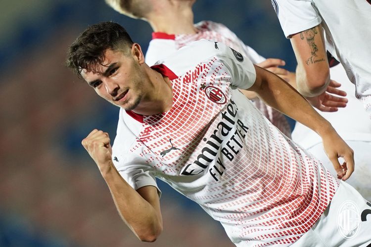 Gelandang AC Milan, Brahim Diaz usai mencetak gol perdananya berseragam Rossoneri saat melawan Crotone pada pekan kedua Liga Italia