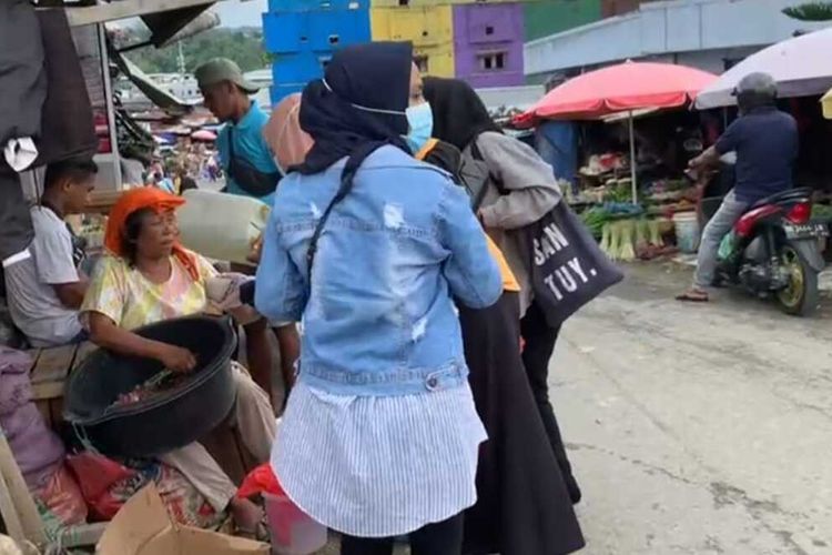 Wisudawan IAIN Ambon, Moh Tete Sairun merayakan syukuran wisuda sarjananya dengan cara membagi makanan ke pedagang asongan, tukang ojek, pengayuh becak di kawasan Pasar Batu Merah Ambon, Kamis (5/8/2021)