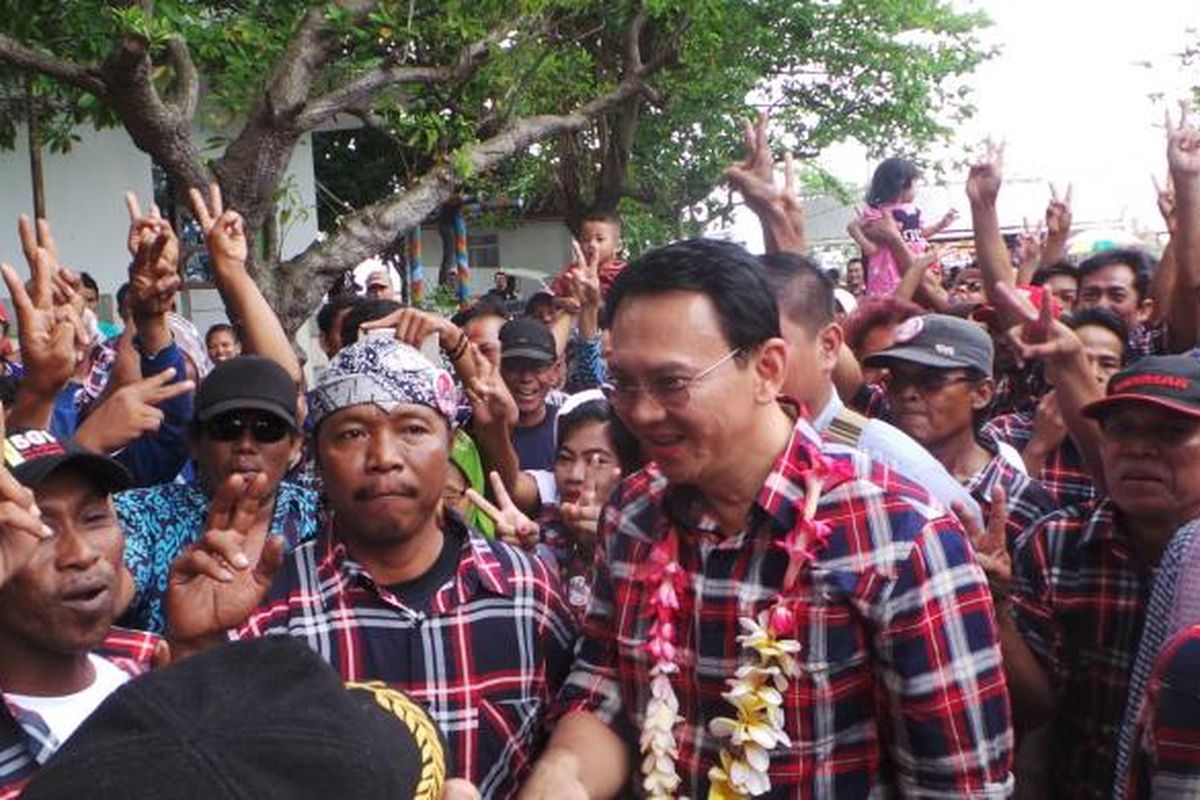 Calon gubernur DKI Jakarta Basuki Tjahaja Purnama atau Ahok saat blusukan ke Pulau Pramuka, Kepulauan Seribu, Senin (30/1/2017).