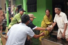 Bupati Pasuruan Tengok Korban Banjir Sambil Bawa Nasi Bungkus