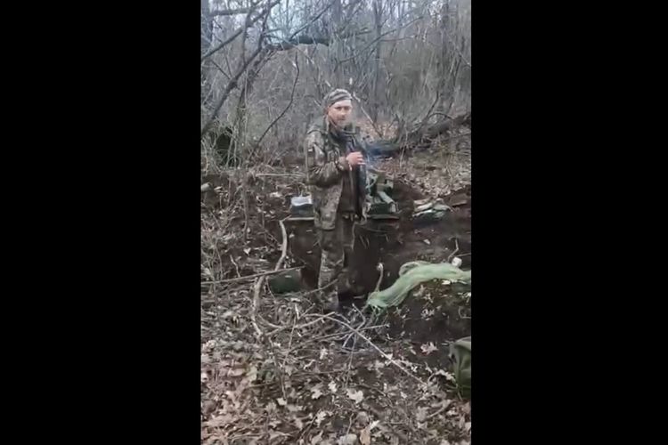 Tangkapan layar dari video tentara Ukraina tewas dieksekusi oleh pasukan Rusia, viral di media sosial.