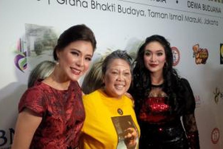 (Dari kiri ke kanan) Artis peran Olga Lydia, Inayah Wahid, dan Happy Salma diabadikan usai pementasan lakon monolog berjudul #3Perempuanku Bukan Bunga Bukan Lelaki, di Graha Bhakti Yudha, Taman Ismail Marzuki, Jakarta Pusat, Jumat (25/9/2015).