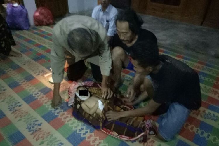 Satu balita asal Dukuh Grenteng, Desa Ngampel, Kecamatan Balong, Kabupaten Ponorogo tewas tersengat listrik saat bermain lampu tempat penyimpanan ari-ari bayi