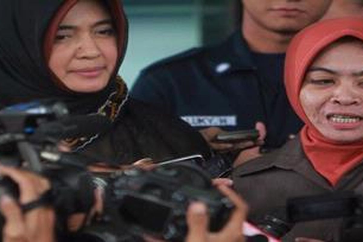 KPK Periksa Wa Ode - Wa Ode Nurhayati didampingi penasehat hukumnya (kiri) usai di periksa tim penyidik Komisi Pemberantasan Korupsi (KPK), Jakarta, Selasa (8/5/2012). Wa Ode, mengaku harta yang ia miliki murni milik pribadi, bukan hasil korupsi. Ia mengaku harta senilai Rp10 miliar yang dibekukan KPK itu didapat sebelum Wa Ode menjadi anggota DPR RI. Wa Ode pun siap membuktikan pengakuannya. Pemeriksaan Wa Ode terkait dengan statusnya sebagai tersangka dugaan tindak pidana pencucian uang (TPPU). Mantan Anggota Badan Anggaran (Banggar) DPR RI itu juga menjadi tersangka kasus suap Dana Percepatan Infrastruktur Daerah (DPID). Selain itu, Wa Ode juga siap dikonfrontasi dengan Wakil Ketua DPR Anis Matta, Menteri Keuangan Agus Martowardodjo, dan anggota Banggar lain terkait kasus yang menjeratnya.