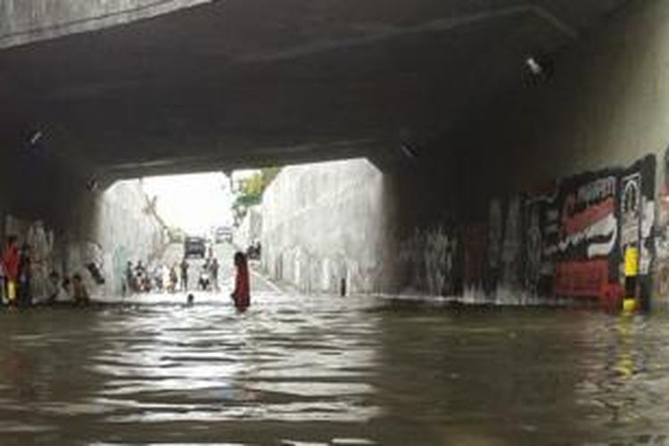 Underpass di Makamhaji, Kartasura tergenang air seharian, Minggu (26/4/2015). 