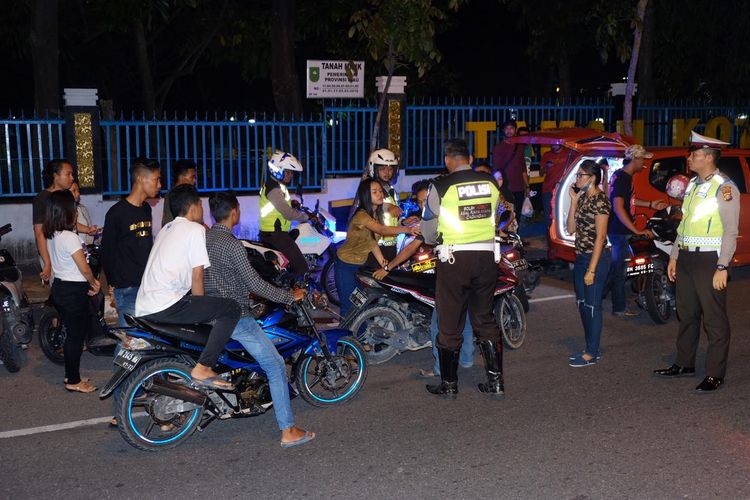 Petugas kepolisian jajaran Polda Riau mengamankan sejumlah remaja yang melakukan aksi balap liar di Pekanbaru, Riau,  Jumat (10/5/2019) dini hari. 