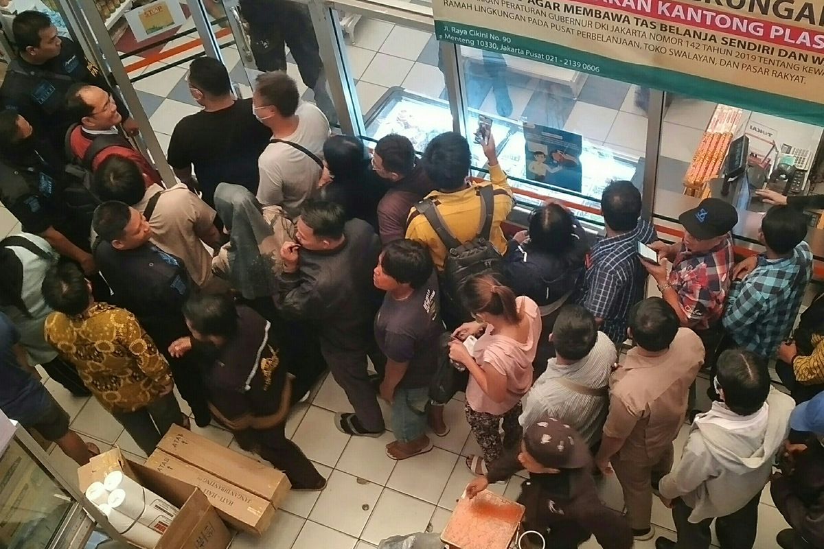 Antrean masyarakat membeli masker murah di JakMart Pasar Pramuka, Jakarta, Kamis (5/3/2020).