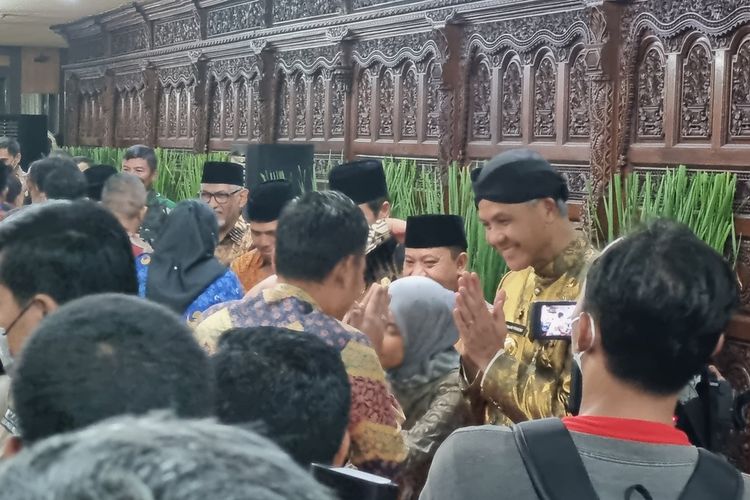 Gubernur Ganjar Pranowo dan istrinya menyalami tamu halalbihalal Pemprov Jateng, Selasa (2/4/2023).