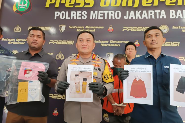 Konferensi pers pengungkapan kasus penyiraman air keras oleh Rizal alias Ahmad (48) terhadap istrinya, SS, dan anaknya KM yang berusia 1 tahun 8 bulan. Rilis berlangsung di Polres Metro Jakarta Barat pada Jumat (30/12/2022). 