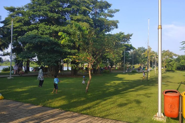Suasana asri di Taman Waduk Ria Rio Pulomas, Jakarta Timur.