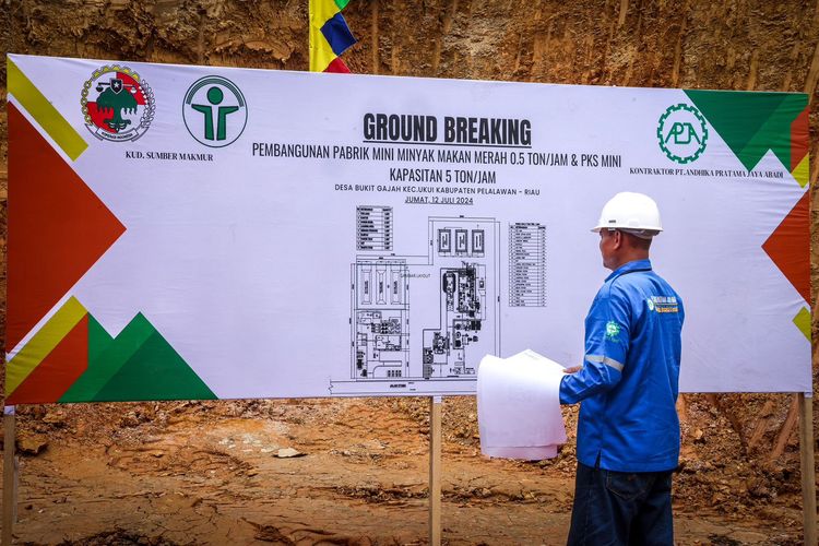 Petugas di area pembangunan pabrik kelapa sawit dan minyak makan merah di KUD Sumber Makmur, Desa Bukit Gajah, Kabupaten Pelalawan, Provinsi Riau, Jumat (12/7).

