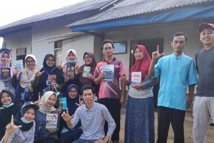 Peserta Kuliah Kerja Nyata (KKN) dari Unila membangun lamban baca di Kabupaten Lampung Barat 
