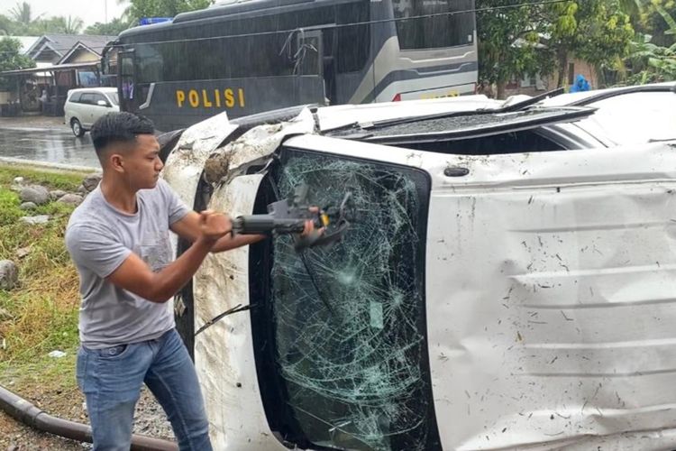 Mobil brangkas terbalik di Padang Pariaman, Sumbar. Uang yang berserakan sempat dikumpulkan warga, Jumat (6/1/2023)