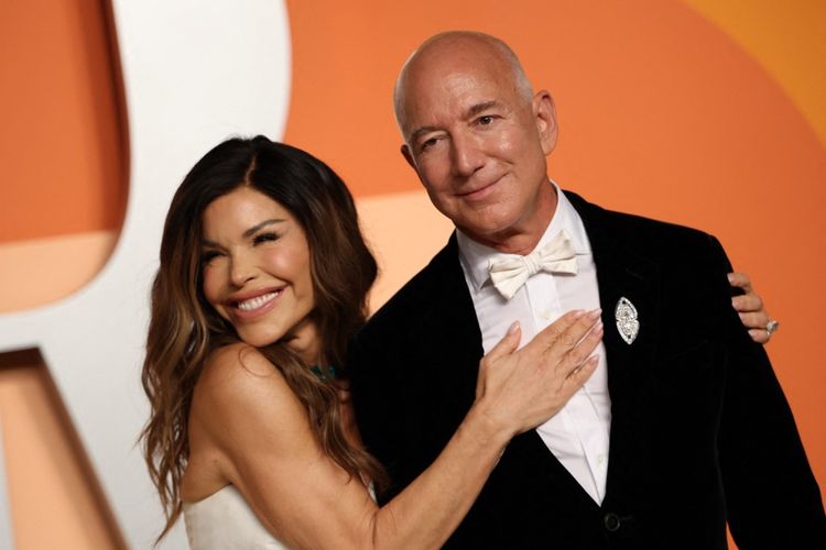 CEO Amazon, Jeff Bezos (kiri) and Lauren Sanchez menghadiri acara Vanity Fair Oscar Party di Beverly Hills, California, Amerika Serikat, pada Minggu (2/3/2025).