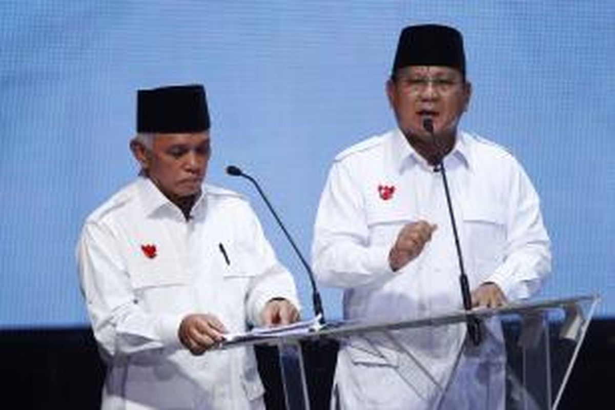 Pasangan calon presiden dan calon wakil presiden dari kubu koalisi Partai Gerakan Indonesia Raya, Prabowo Subianto - Hatta Rajasa memaparkan visi misi saat Debat Capres - Cawapres bertema Pembangunan Ekonomi, Pemerintahan Bersih dan Kepastian Hukum di Balai Serbini, Jakarta, Senin (9/6/2014) malam. Pemilu Presiden 2014 akan berlangsung 9 Juli 2014 mendatang. KOMPAS IMAGES/KRISTIANTO PURNOMO