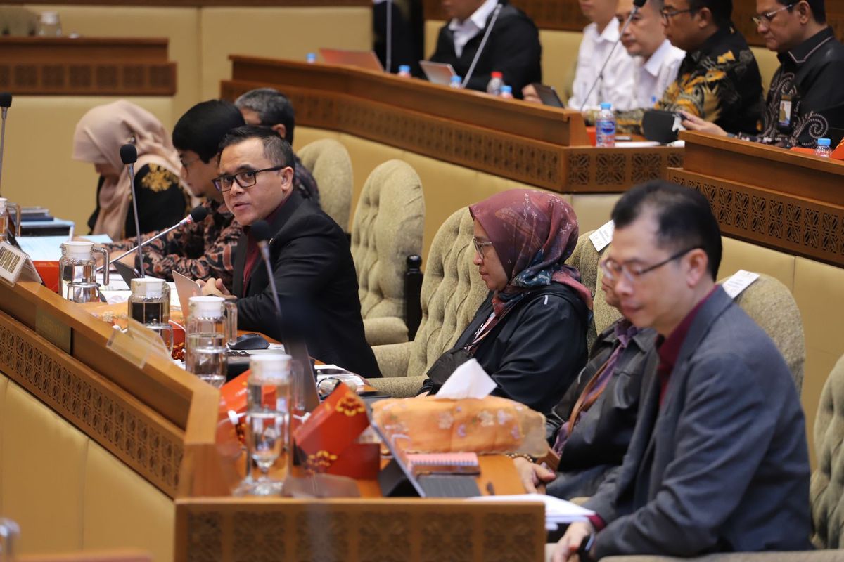 Menpan-RB Abdullah Azwar Anas saat mengikuti Rapat Kerja dengan Komisi II DPR RI di Kompleks DPR-MPR RI, Jakarta, Rabu (17/1/2024).