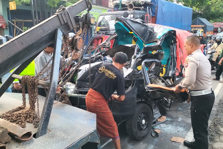 Petugas Unit Gakkum Satlantas Polresta Malang Kota saat melakukan olah TKP di lokasi kecelakaan yang terjadi di Jalan Raya Kolonel Sugiono, Kecamatan Sukun, Kota Malang, Senin (11/12/2023).