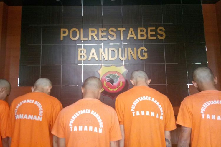 Tampak para pelaku begal tertunduk setelah berhasil ditangkap Satreskrim Polrestabes Bandung. lima pelaku ini tega membegal seorang siswi SMP di Jalan Antapani Kota Bandung