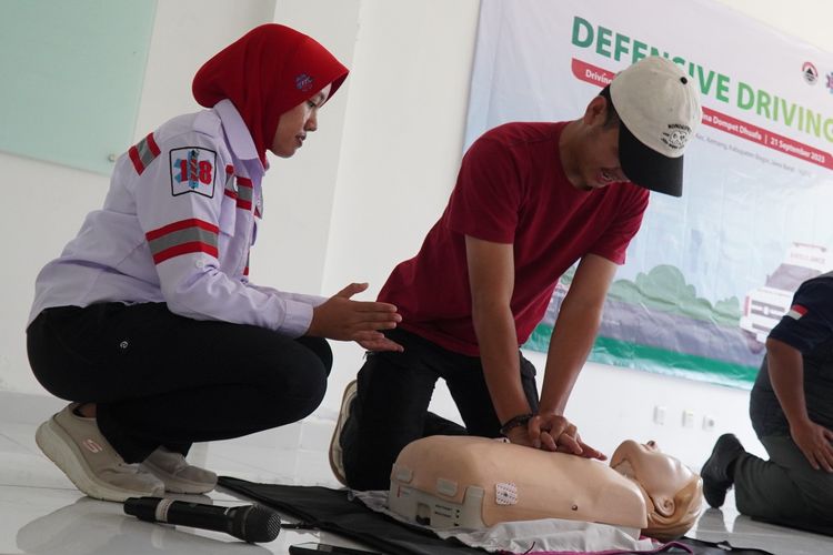 Dompet Dhuafa melalui Layanan Kesehatan Cuma-cuma (LKC) gelar pelatihan Defensive Driving bagi anggota Jaringan Sehat Indonesia, sebagai upaya meningkatkan kemampuan dan pengetahuan mengemudi ambulans, Bogor, Jawa Barat (Jabar).
