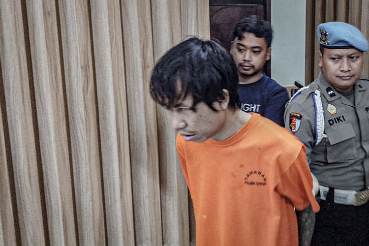 Ryan Aditya Nugraha (31) pelaku pembunuhan terhadap seorang lansia atas nama Endang Samsudin (63) akhirnya diringkus jajaran kepolisian resor (Polres) Cimahi, Senin (4/12/2023).