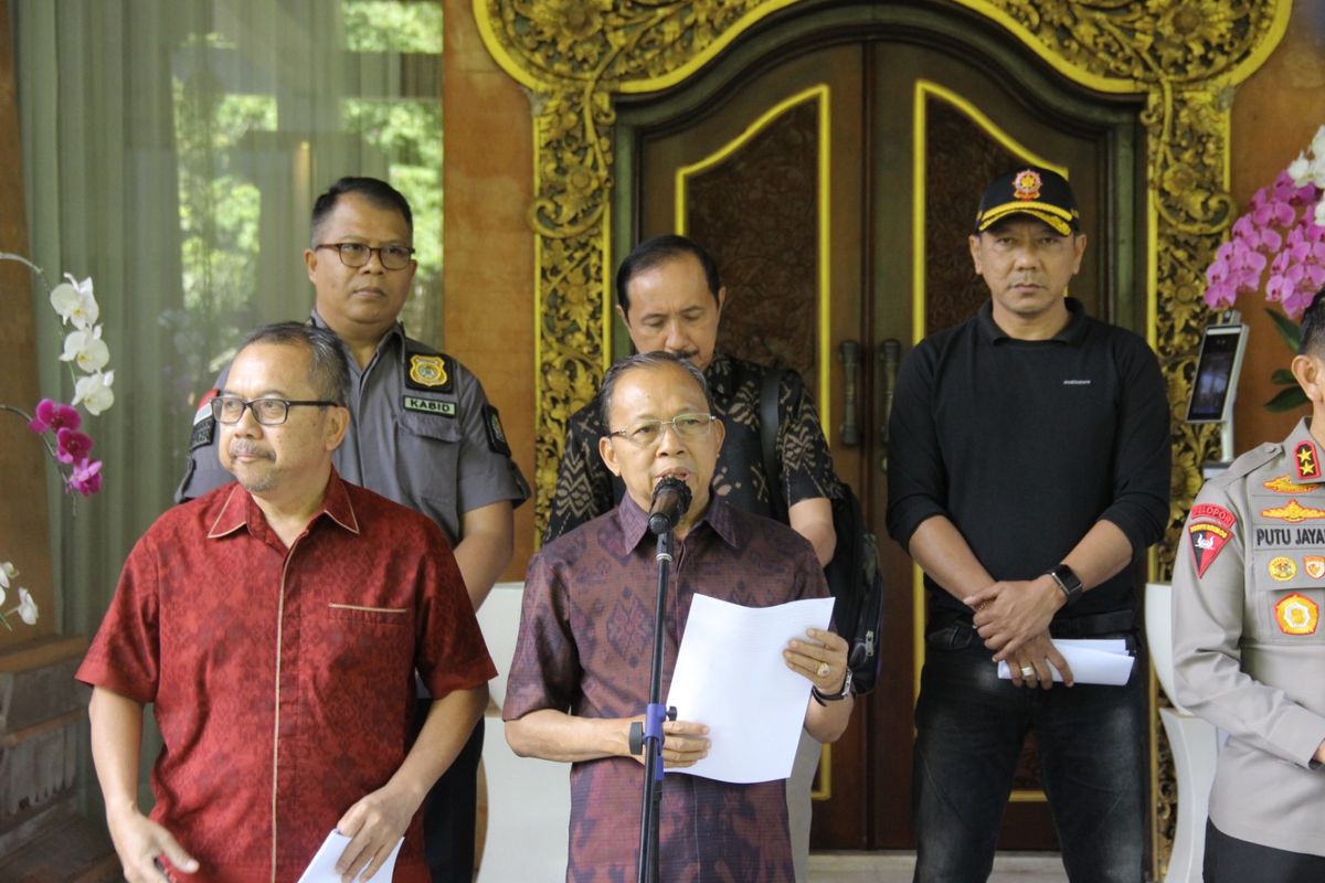 Gubernur Bali Wayan Koster saat melaksanakan konferensi pers terkait menyikapi peristiwa kepariwisataan di Bali yang digelar di Rumah Jabatan Gubernur Jayasabha, Denpasar, Bali, Minggu (28/5/2023)./ Humas Kanwil Kemenkumham Bali 