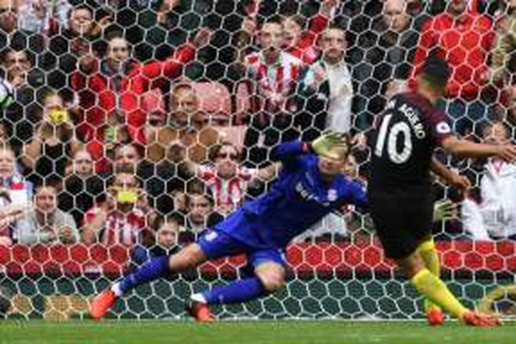 Penyerang Manchester City, Sergio Aguero, mencetak gol pembuka dari titik putih dalam pertandingan lanjutan Premier League melawan Stoke City di Stadion Stoke-on-Trent, Sabtu (20/8/2016). 