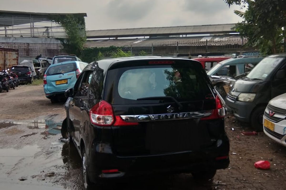 Mobil mini bus yang terlibat tabrakan di Jalan Tomang Raya, Jakarta Barat, Selasa (9/6/2020) 