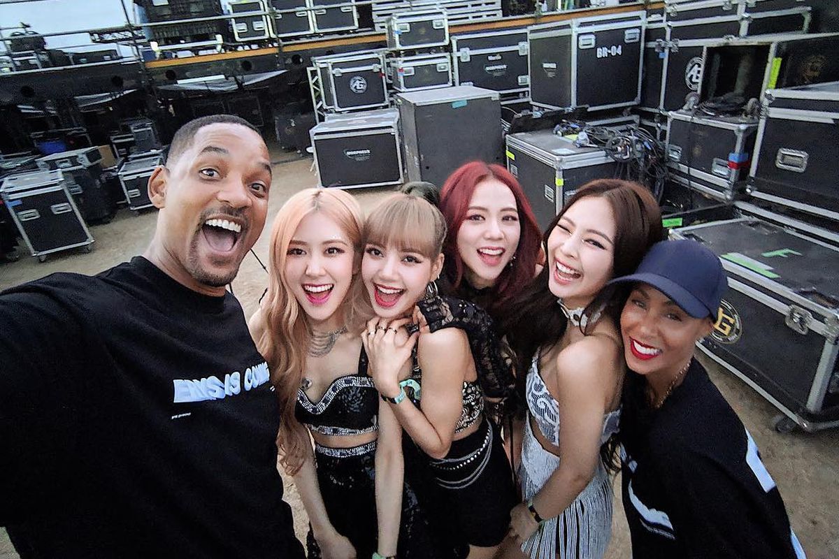 Aktor AS Will Smith dan istrinya Jada Pinkett Smith (kanan) berfoto bareng girl group BLACKPINK di belakang panggung Coachella 2019.