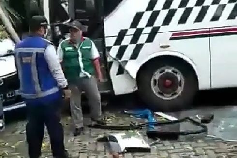 Bus Tabrak Pembatas Jalan dan 4 Mobil, Diduga akibat Rem Blong