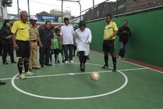 Risma Bangun Dua Lapangan Futsal di Eks Lokalisasi Dolly