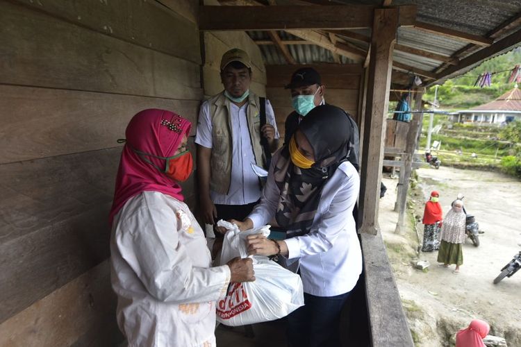 Bupati Luwu, Indah Putri Indriani menyalurkan bantuan  ke Kecamatan Rongkong,Rabu (15/4/20)