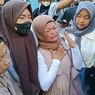 Tangis Keluarga Korban Pembacokan Siswa SMK di Bogor Pecah Saat Polisi Hadirkan Pelaku