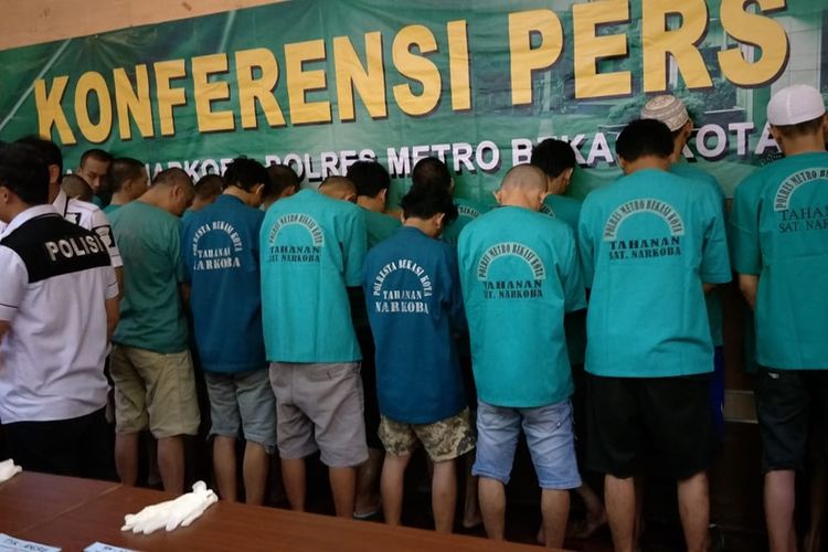 Para tersangka kasus narkoba yang ditangkap saat Operasi Nila Jaya 2019 selama 15 hari oleh Satuan Reserse Narkoba Polres Metro Bekasi Kota, ditahan di Mapolres Metro Bekasi Kota, Kamis (3/10/2019).