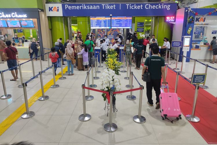 Sebanyak 87.000 penumpang Kereta Api (KA) Jarak Jauh berangkat dari Stasiun Gambir dan Stasiun Pasar Senen di Jakarta Pusat.