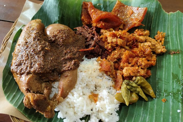 Sajian gudeg di Gerai Gudeg Yu Djum cabang Tebet, Jakarta Selatan, Selasa (16/9/2025). 