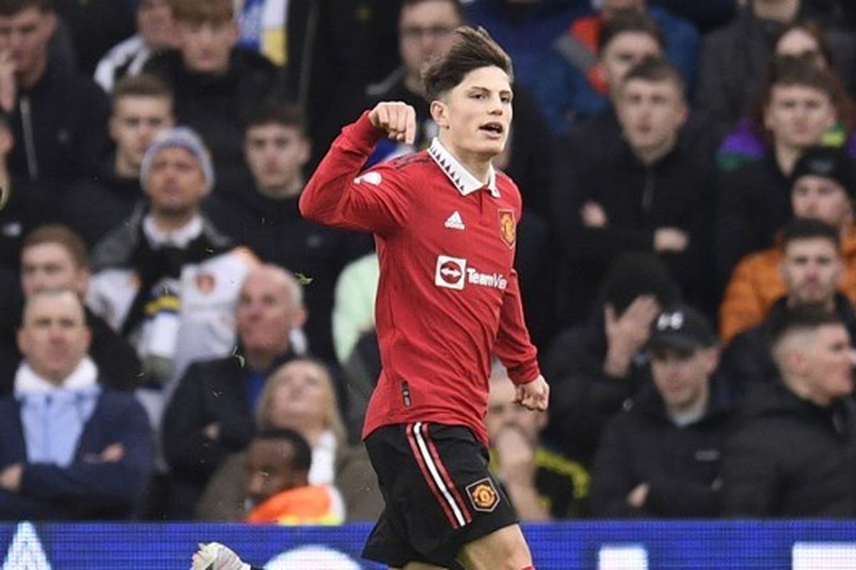 Bintang muda Manchester United, Alejandro Garnacho, melakukan selebrasi ala Cristiano Ronaldo usai menjebol gawang Leeds United pada laga pekan ke-23 Liga Inggris 2022-2023 yang digelar di Stadion Elland Road, Minggu (12/2/2023). Laga tersebut dimenangi oleh Man United dengan skor 2-0. (Photo by Oli SCARFF / AFP) 