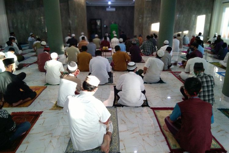 Warga melaksanakan Shalat Idul Fitri 1441 Hijriyah di Masjid Al Hidayah di Bekasi Timur, Jawa Barat, Ahad pagj (24/5/2020). Pemerintah Kota Bekasi mengizinkan warganya melaksanakan Shalat Idul Fitri di masjid dengan syarat kelurahan tempat warga bermukim harus berkategori zona hijau, artinya daerah itu terbebas dari paparan virus corona (COVID-19). 