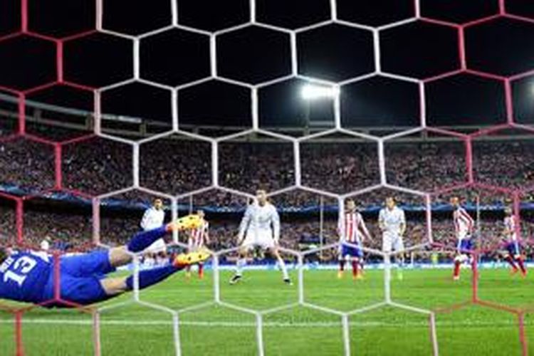 Jan Oblak lakukan penyelamatan gemilang saat Derbi Madrid di perempat final Liga Champions, Selasa (14/4/2015). 