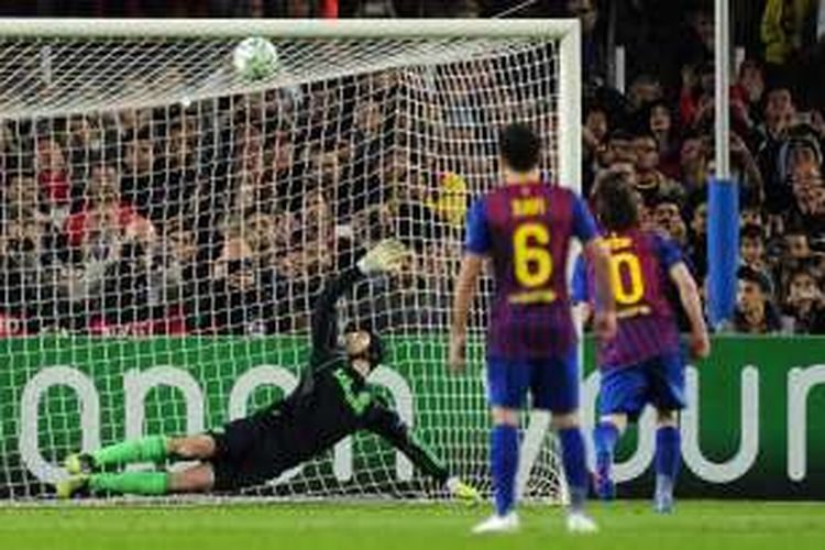 Lionel Messi (10) gagal mengeksekusi penalti saat Barcelona melawan Chelsea pada semifinal kedua Liga Champions di Stadion Camp Nou, 24 April 2012.