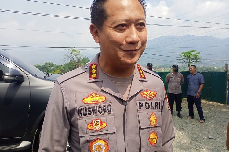 Kapolresta Bandung Kombes Pol Kusworo Wibowo Sebut hanya kendaraan berstriker khusus dan sudah memiliki izin dari Protokol Pemprov yang bisa masuk dan menghadiri prosesi pemakaman putra sulung Gubernur Jawa Barat, Ridwan Kamil.