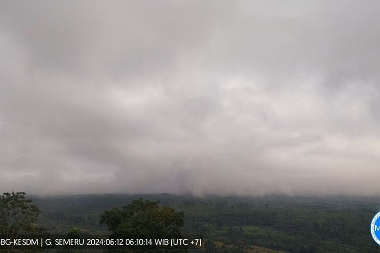 Gunung Semeru tertutup kabut tebal, Rabu (12/6/2024)