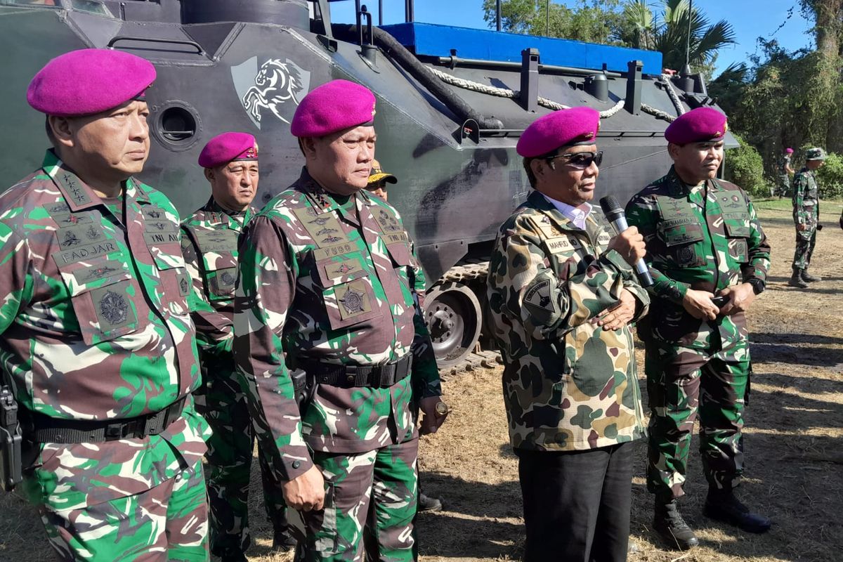 Foto: Menkopolhukam RI Mahfud MD ketika diangkat menjadi warga kehormatan TNI AL di Pantai Banongan, Kecamatan Asembagus, Kabupaten Situbondo, Provinsi Jawa Timur pada Senin (1/8/2023).