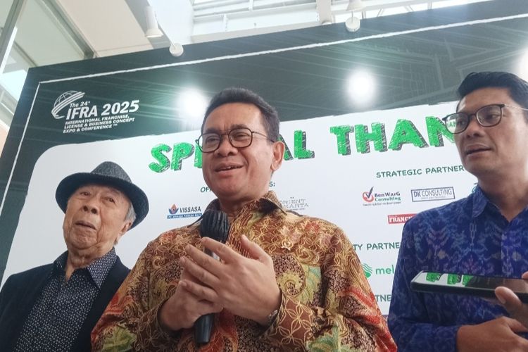 Mendag Budi Santoso memberikan keterangan usai menghadiri acara IFRA Business Expo 2025 di JCC, Senayan, Jakarta, Jumat (29/8/2025). 