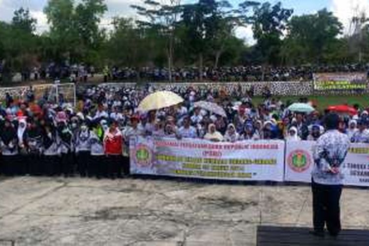 Ratusan guru menggelar demo di depan  Pengadilan Negeri Kabupaten Nunukan Selasa (30/08) Mereka menuntut pengadilan membebaskan rekan mereka yang di duga menganiaya salah satu siswa di SD 005.