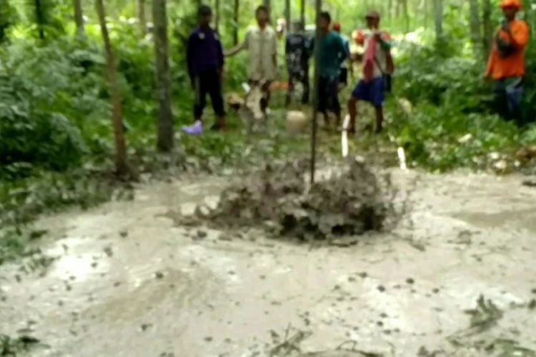 Semburan pasir bercampur lumpur, di Kabupaten Pulang Pisau, yang muncul akibat penggalian sumur bor untuk sumber air atasi kebakaran hutan dan lahan