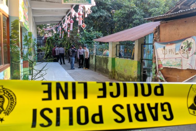 Polisi berjaga di rumah yang menjadi lokasi ibu membunuh dua anak kandungnya di Kelurahan Manisrenggo, Kota Kediri, Jawa Timur, Selasa (3/9/2024).