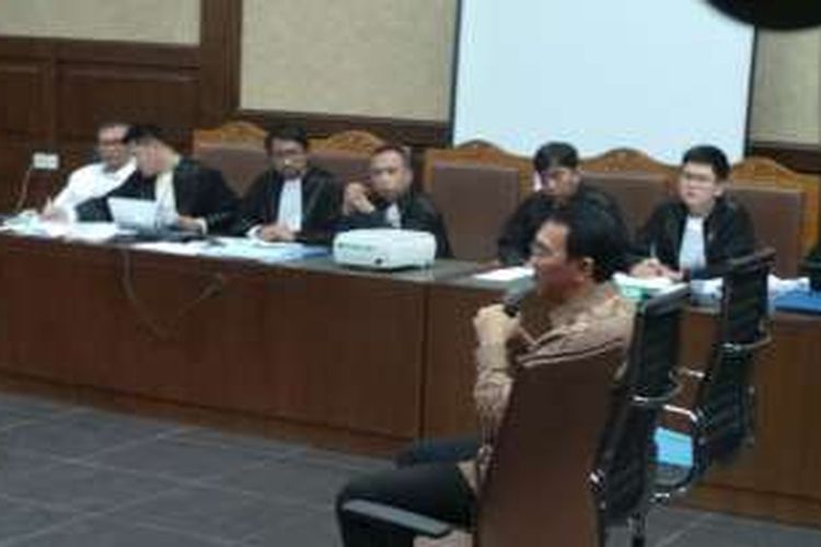 Gubernur DKI Jakarta Basuki Tjahaja Purnama memberi kesaksian dalam kasus pengadaan UPS, di Penhadilan Tipikor, Kamis (4/2/2016). Terdakwa dalam sidang ini adalah Alex Usman (paling kiri, berbaju putih).